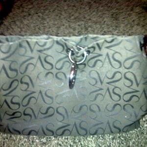 SIMPLY VERA WANG BLACK SIGNATURE HANDBAG is being swapped online for free