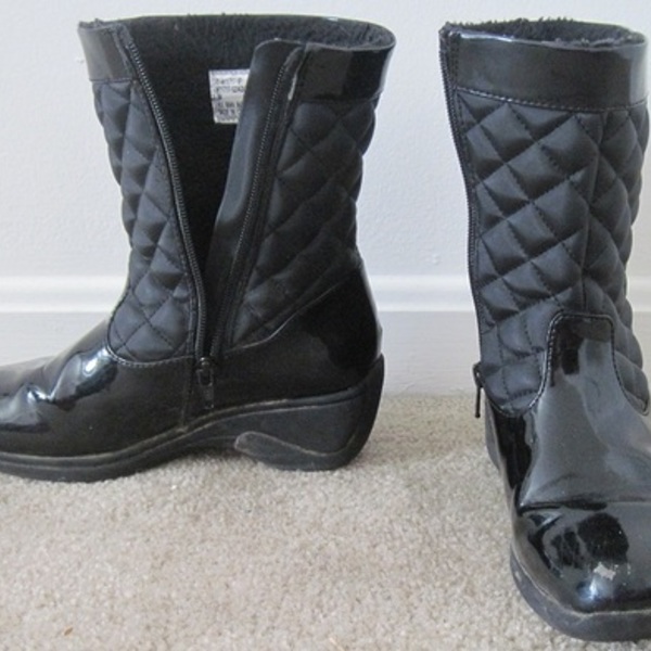 waterproof heel wedge boots 6M is being swapped online for free