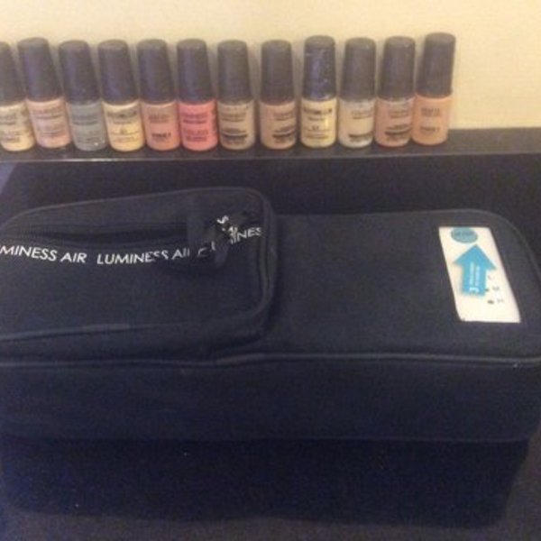**HOLD** Luminesse Airbrush Makeup Kit PLUS MANY EXTRAS is being swapped online for free