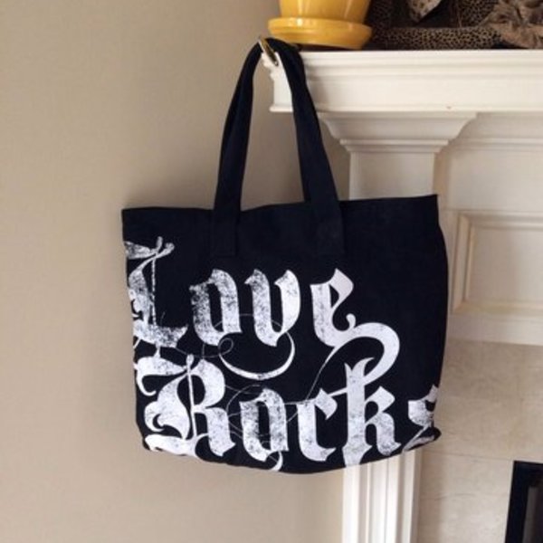 Super huge Victoria's Secret tote bag is being swapped online for free