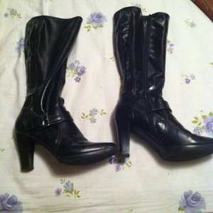 8 1/2 new directions black boots is being swapped online for free