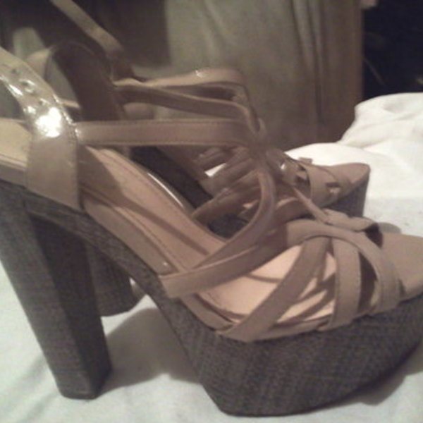 Jessica Simpson beige strappy heels is being swapped online for free