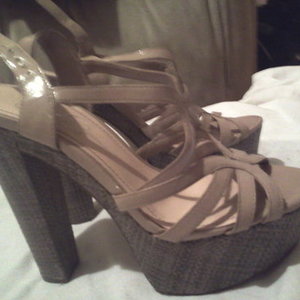 Jessica Simpson beige strappy heels is being swapped online for free