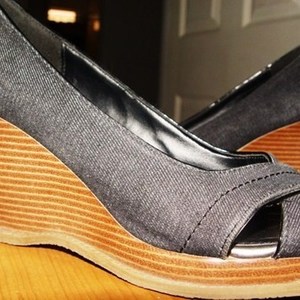 Gorgeous American Eagle Wedges is being swapped online for free
