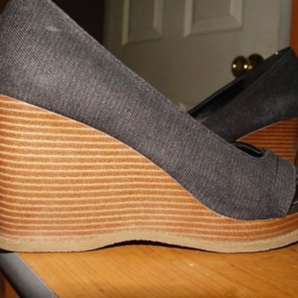 Gorgeous American Eagle Wedges is being swapped online for free