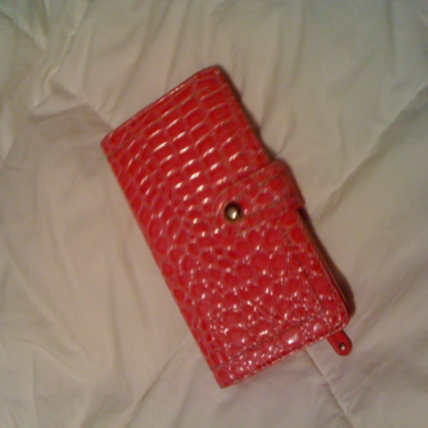 Pink Wallet is being swapped online for free