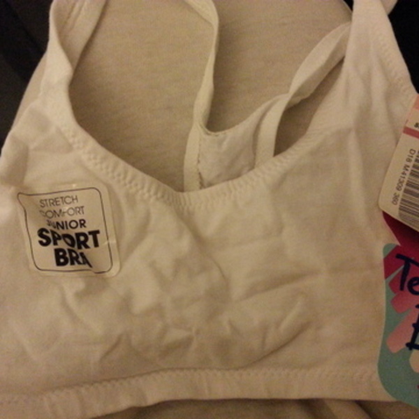 white teen sports bra is being swapped online for free