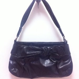 black patent purse / hobo bag is being swapped online for free