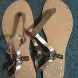 gray sandals  is being swapped online for free