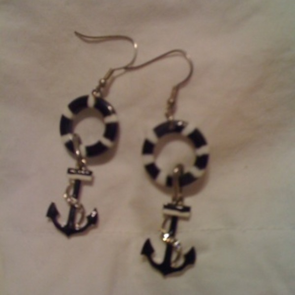 anchor earrings is being swapped online for free
