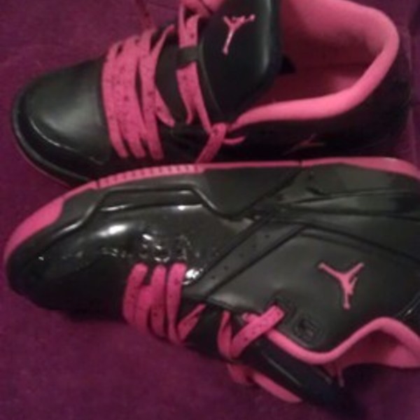 Pink n black Jordans is being swapped online for free