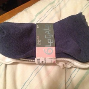 Socks bnwt is being swapped online for free