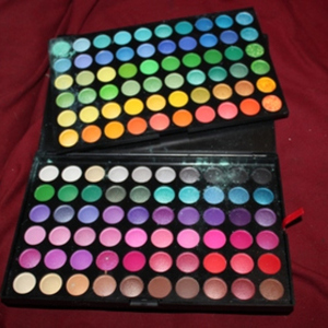 eyeshadow pallate is being swapped online for free