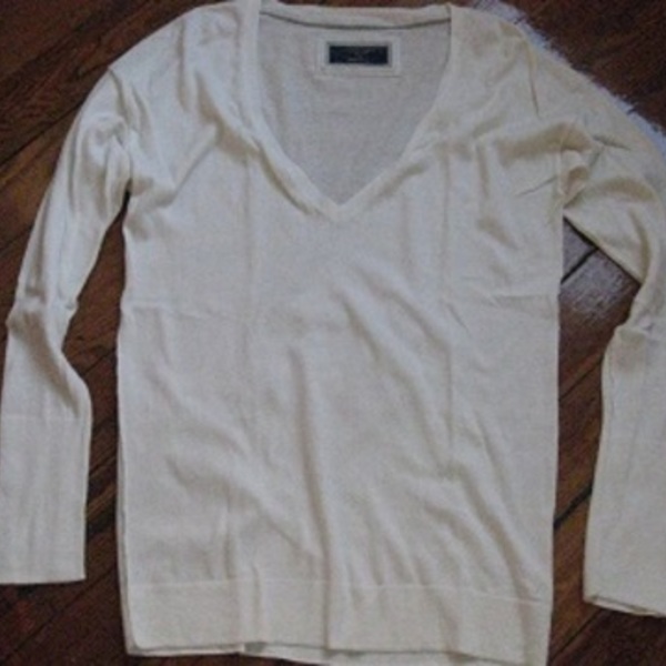 White AEO Sweater (XL) is being swapped online for free