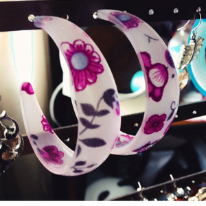 Earrings is being swapped online for free