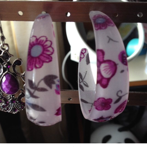 Earrings is being swapped online for free