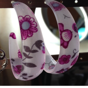 Earrings is being swapped online for free