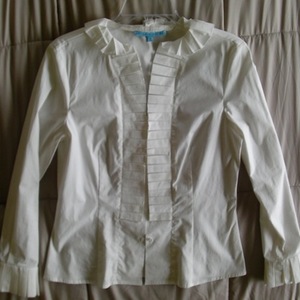 TRADED New Antonio Melani Small White Business Top  is being swapped online for free