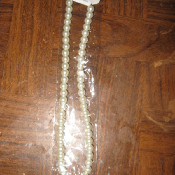 fake pearl necklace is being swapped online for free