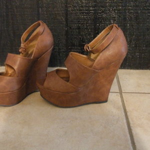 Qupid Wedges is being swapped online for free