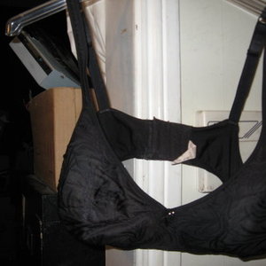 38 d black bra is being swapped online for free