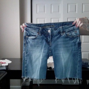 American Eagle Cutoffs size 4 is being swapped online for free