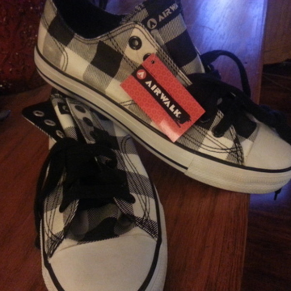 mens NWT 8.5 airwalks is being swapped online for free