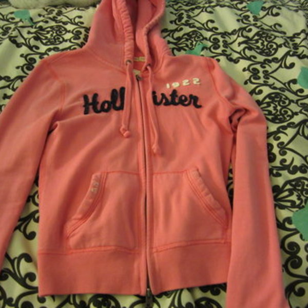 pink hollister sweatshirt is being swapped online for free