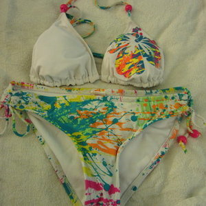 paint splattered bikini is being swapped online for free