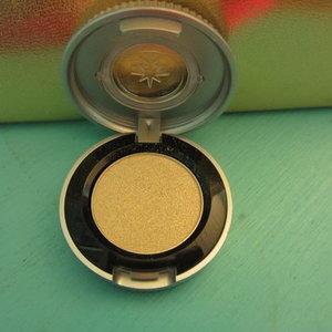 urban decay eye shadow is being swapped online for free