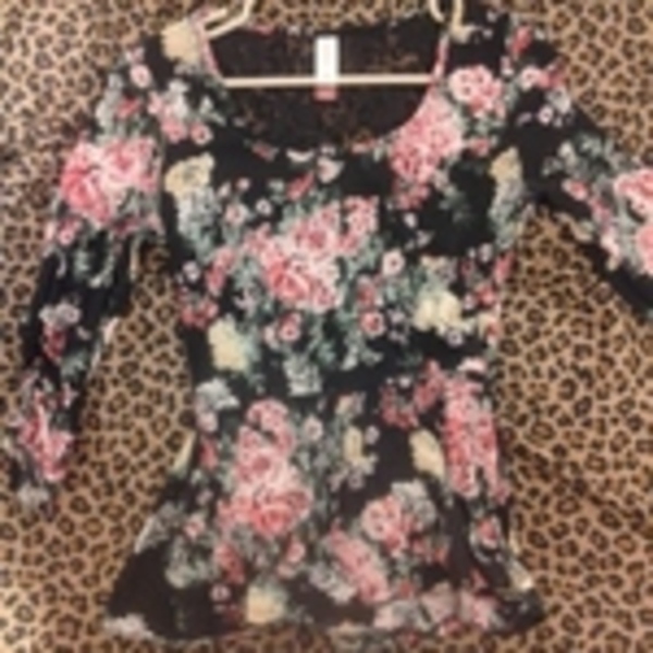 flowerdy top with lace is being swapped online for free