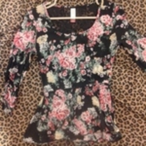 flowerdy top with lace is being swapped online for free