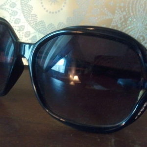 Black Sunglasses with crystal is being swapped online for free