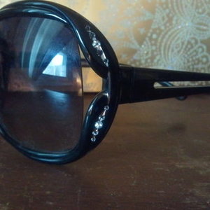 Black Sunglasses with crystal is being swapped online for free