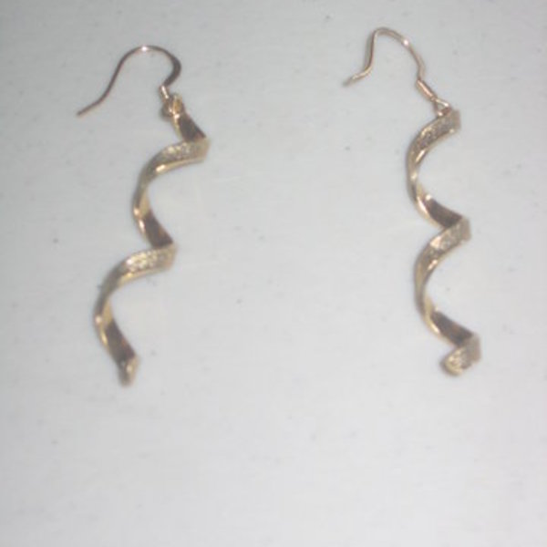 Gold-Colored ZigZag Dangle Earrings is being swapped online for free