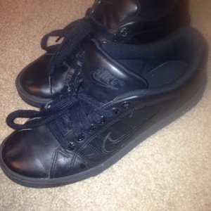 All Black Nike's Sz 7.5 is being swapped online for free