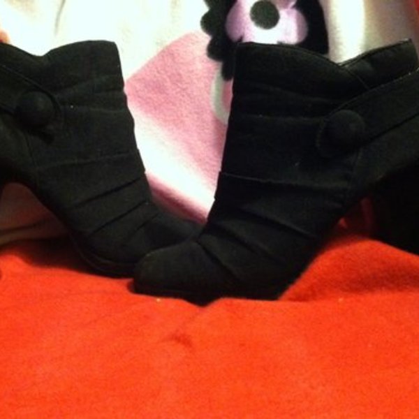 black ankle rampage boots is being swapped online for free