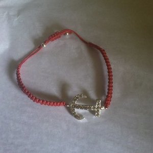 Red anchor bracelet   is being swapped online for free