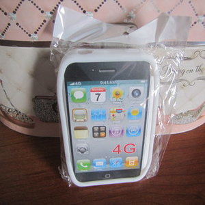 Iphone 4G hello kitty cover is being swapped online for free