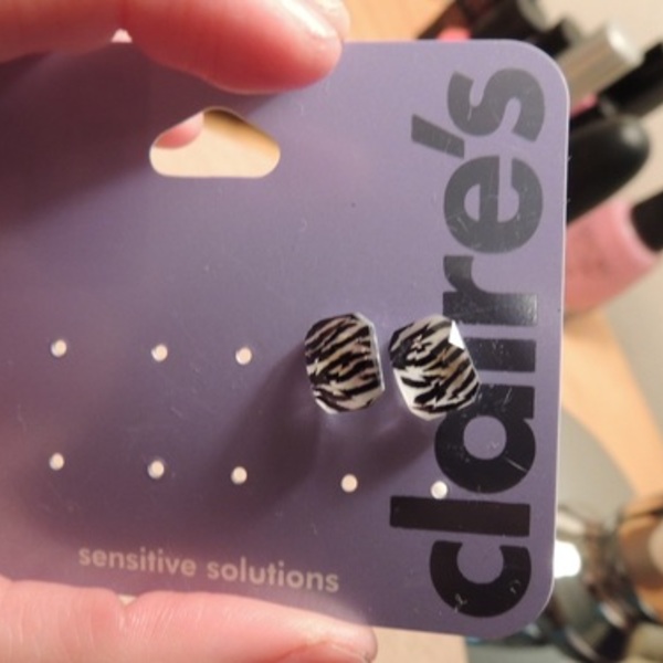 Zebra print earrings is being swapped online for free