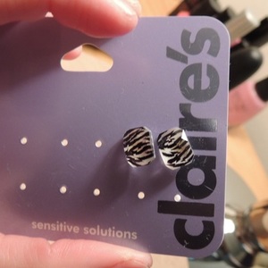 Zebra print earrings is being swapped online for free
