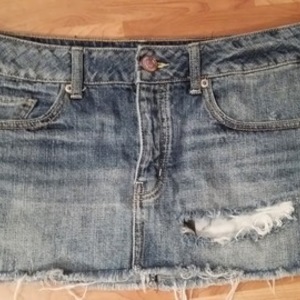 American Eagle size 6 Denim Skirt is being swapped online for free