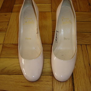 Christian Louboutin Heels 37 1/2 is being swapped online for free