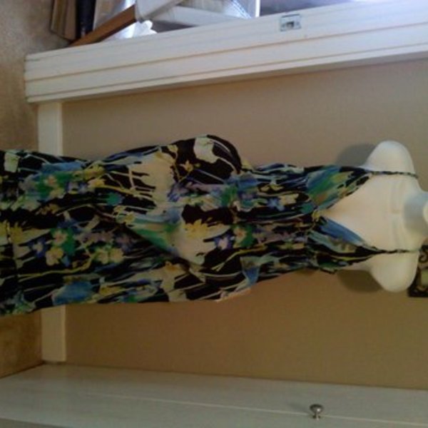 Old Navy Maxi Flowers with hidden pockets! is being swapped online for free