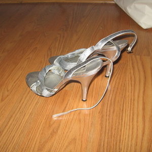 LAUNDRY by Shelli Segal silver heels - 9m 4" is being swapped online for free
