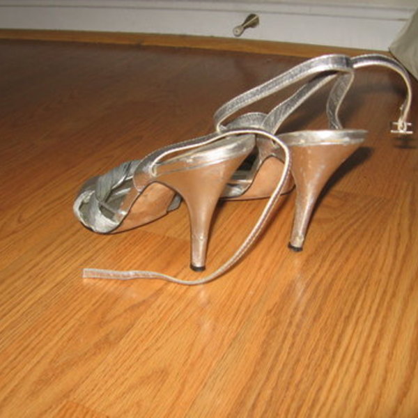 LAUNDRY by Shelli Segal silver heels - 9m 4" is being swapped online for free