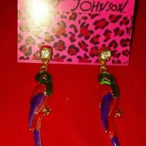 Betsey Johnson parrot earrings is being swapped online for free