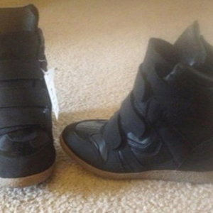NWT EXTREMELY CUTE Sneaker Wedge Heels is being swapped online for free