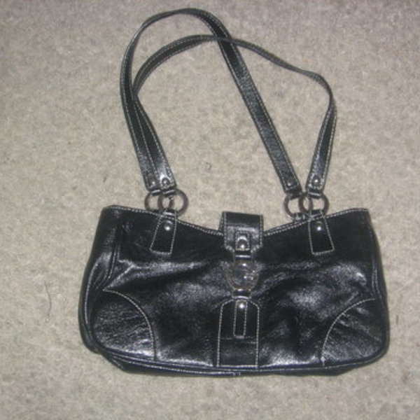 Black Guess Purse, Cute! is being swapped online for free