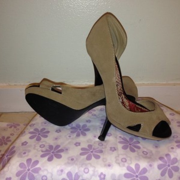 Beige heels 7  is being swapped online for free